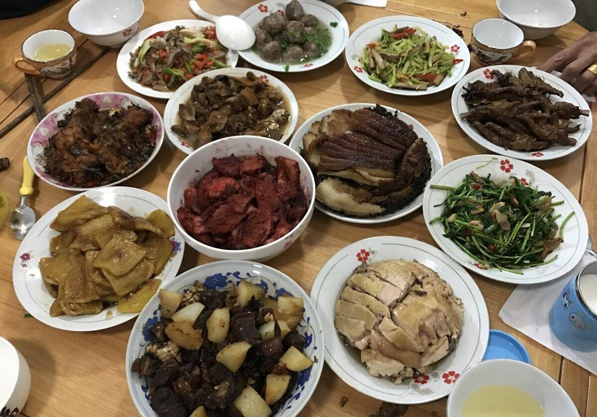 80年代,年夜饭必吃的四道硬菜逐渐消失,年轻人:谁吃这个_猪头_时候_胡