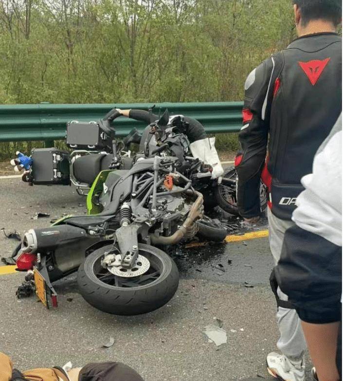 摩托车车祸现场图片