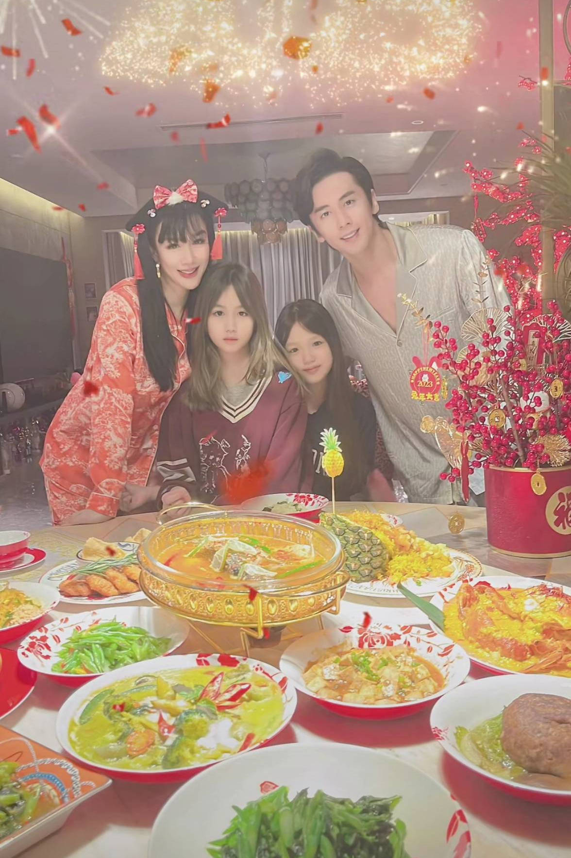 钟丽缇张伦硕晒拜年写真 两人对镜比心恩爱甜蜜-搜狐大视野-搜狐新闻