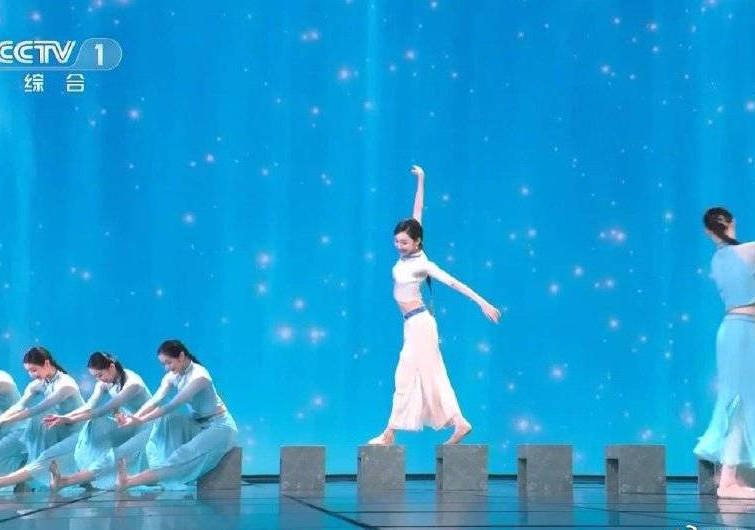 朱洁静春晚表演国风舞蹈节目 身姿曼妙画面超美-搜狐大视野-搜狐新闻
