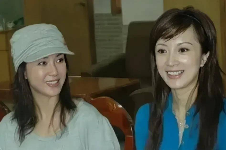 二美现代装合影对比照傅艺伟是64年的,金巧巧是75年的,二美相差足足