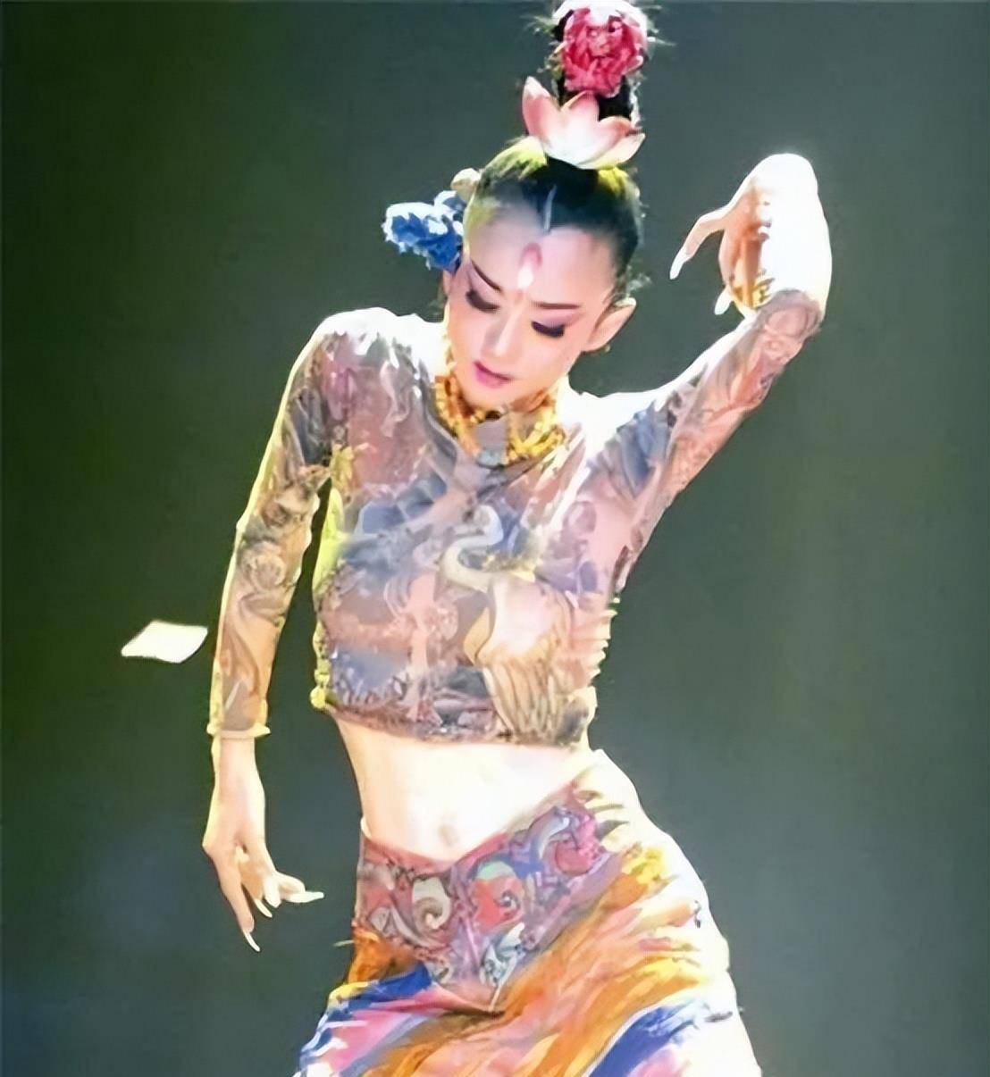 17岁成杨丽萍关门弟子,46岁年入百万却被人称巨婴,如今无人敢嫁_郭冷