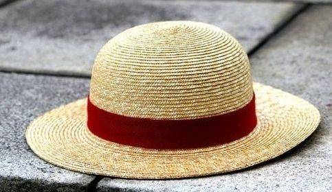 在老一辈的眼里路边的帽子是不能捡的,因为帽子是戴在头上的,如果在