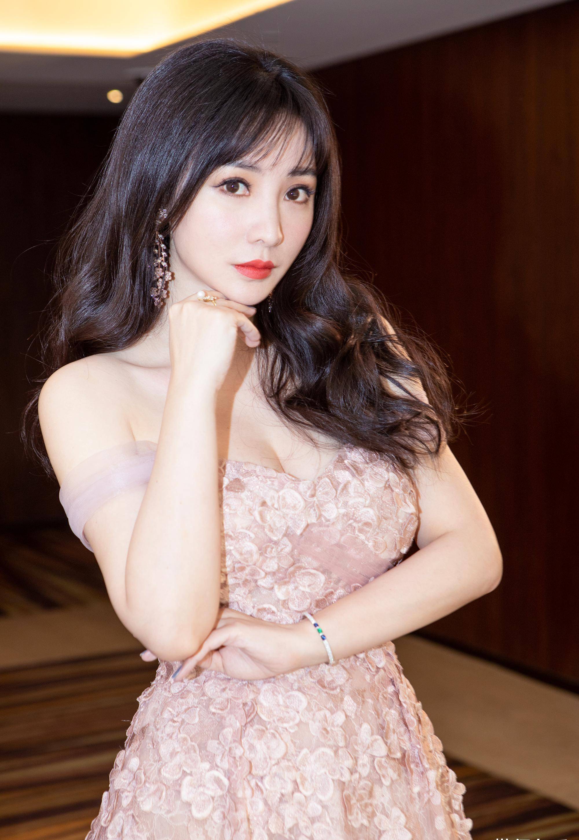 金色秀发配上娇艳红唇,时尚指数直线上升_柳岩_事件_照片