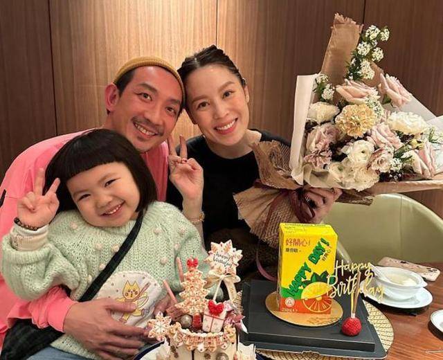 港星李灿森携妻女亮相,41岁爱妻喜怀二胎,大女儿胖乎乎超可爱_梁志莹