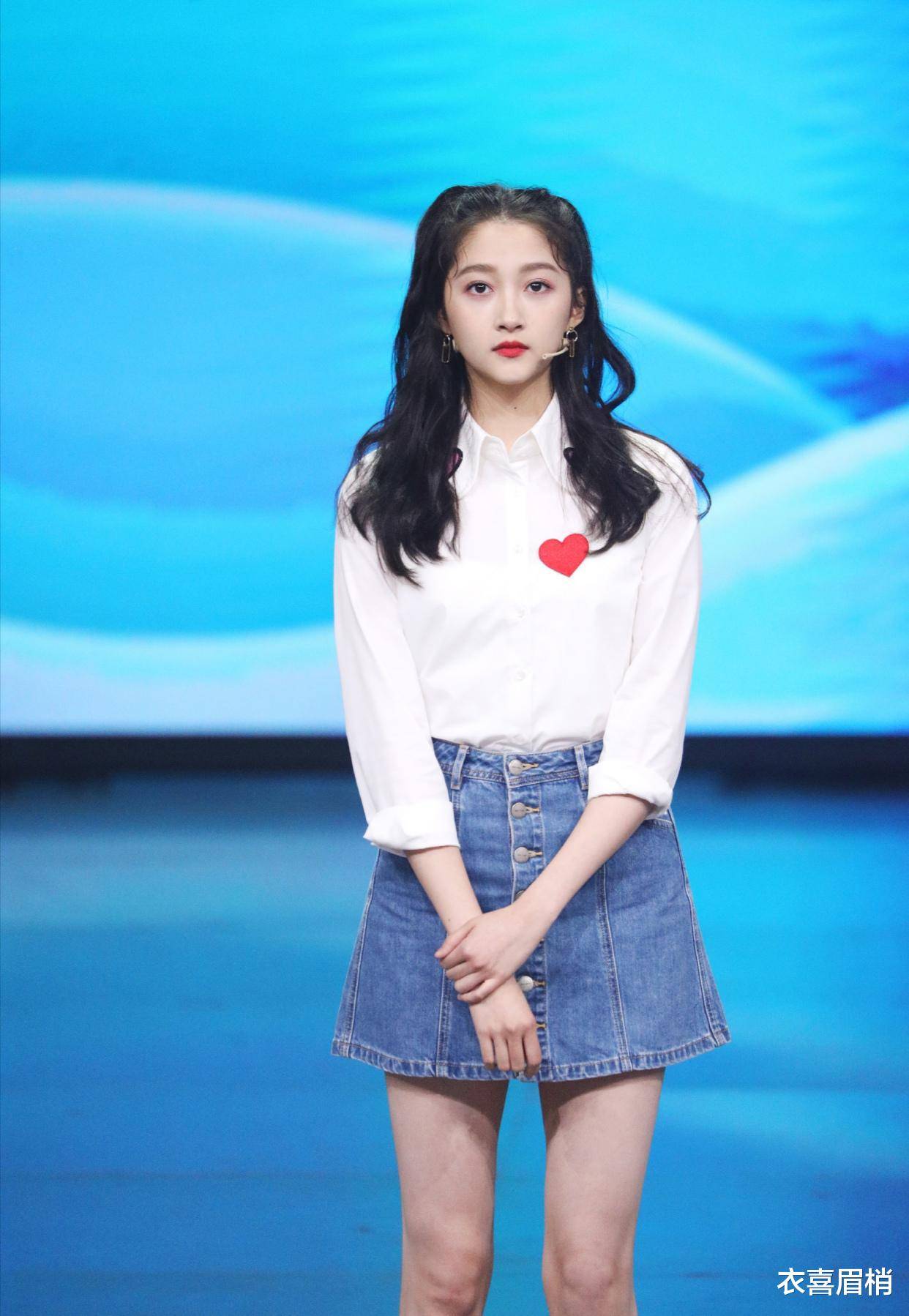 67关晓彤的短裙那么紧,还能把7颗扣子全系上,92斤真不是白瘦的_衬衫