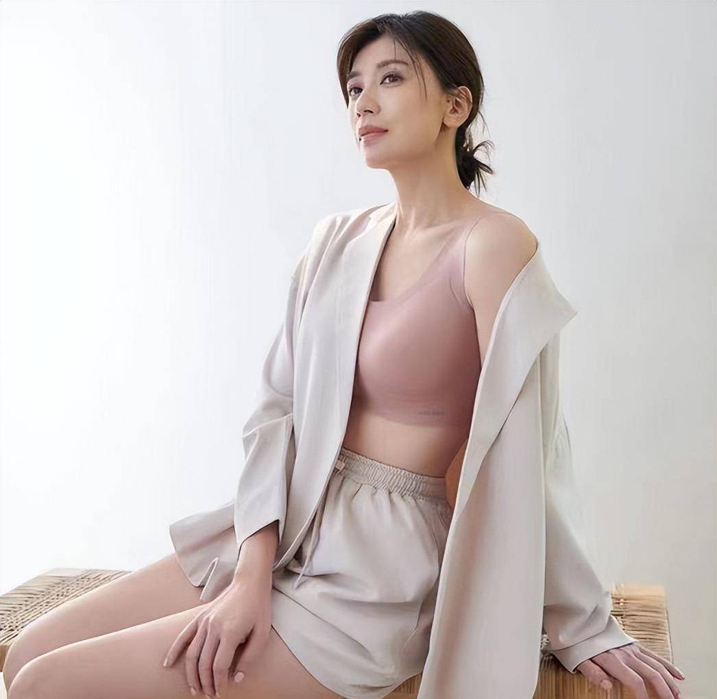 48岁贾静雯罕晒性感!穿内衣秀丰满事业线,光脚踩地上炫一双美腿