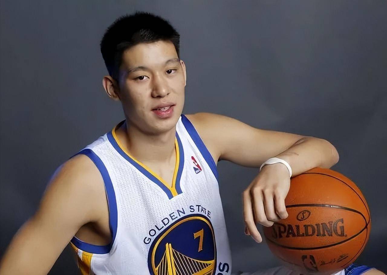 林书豪晒婚纱照宣布已婚,外国妻子撞脸高圆圆,太美了_卫衣_白色_网友