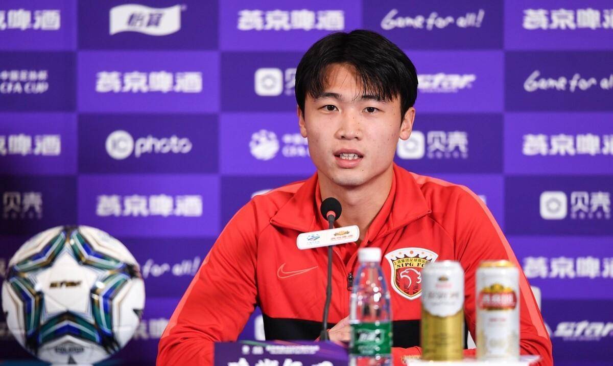 的门将,韩佳奇从第一轮对阵广州恒大扑出点球来开启了自己的神奇表演