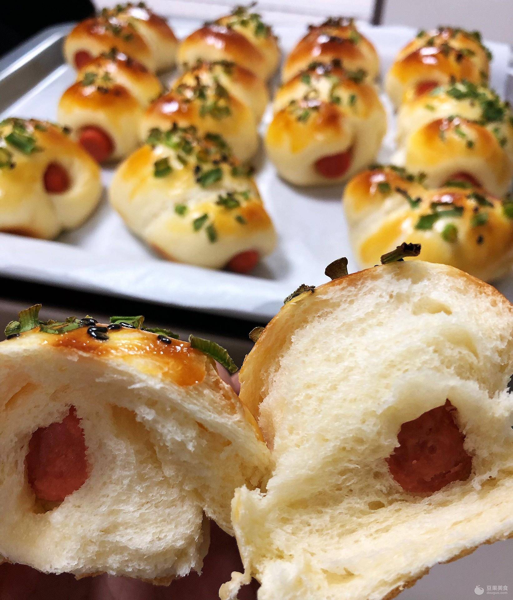 葱香火腿小餐包的做法_火腿肠_香葱_两头