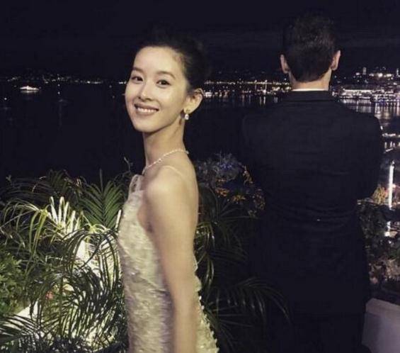 在生活上，奶茶妹妹也不是一个娇滴滴扭捏作态的女子，在和丈夫一起开创事业时