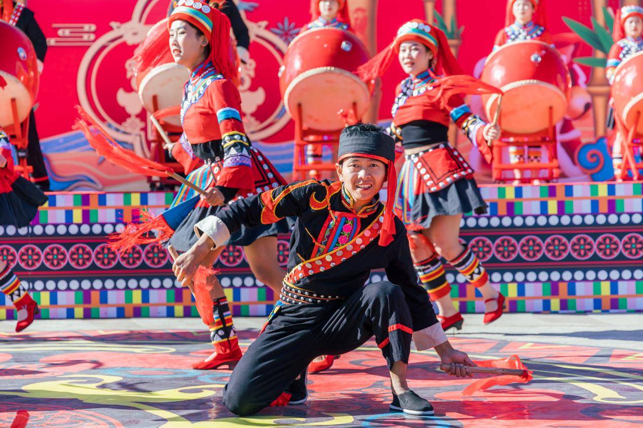 非遗鼓舞振新年!昆明古滇万灯会倍有年味!