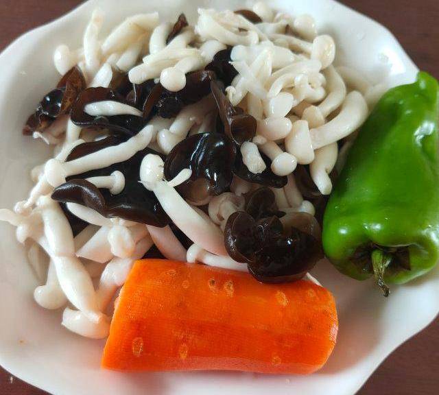 木耳鸡蛋炒白玉菇,色彩鲜艳,营养丰富_胡萝卜_黑木耳_葱花