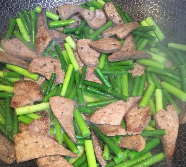 蒜苔炒猪肝,清甜脆爽,非常的美味!_备用_料酒_byrling