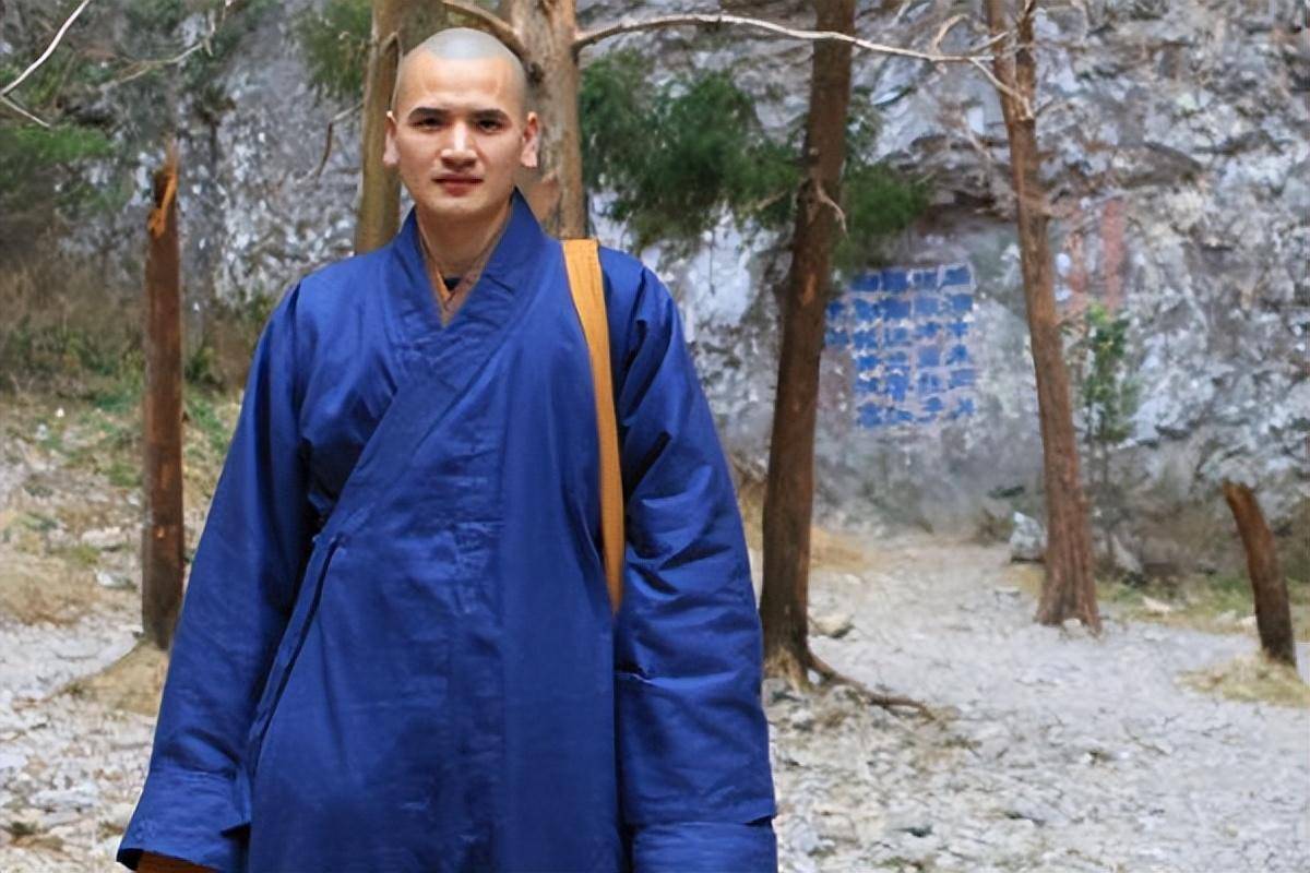 首先,释明心利用自己的人脉,邀请自己的同学,以及其他僧侣加入到普安