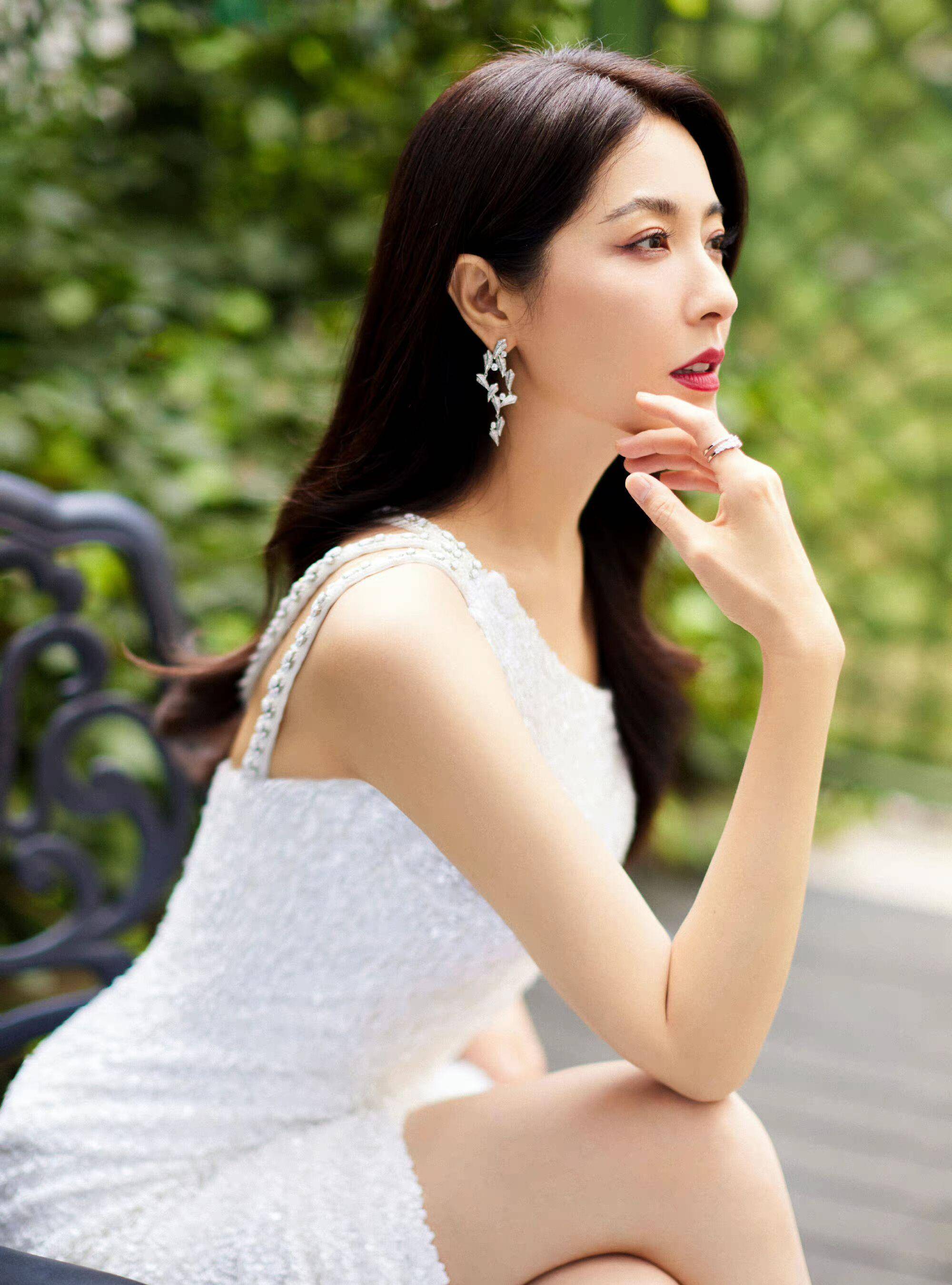 曾黎的卷发几乎可以说得上是成熟的女人的经典发型了,很多成熟女人