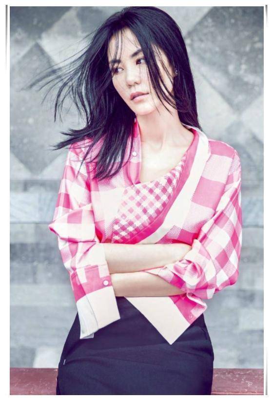 王菲穿连体裤走机场超休闲,秀无名指戒指心情大好_感觉_黑色_设计