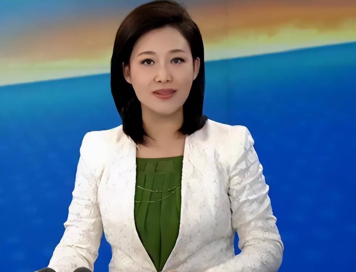 央视主持人郑丽:从老师转行当主持人,老公是圈外人,低调踏实_播音