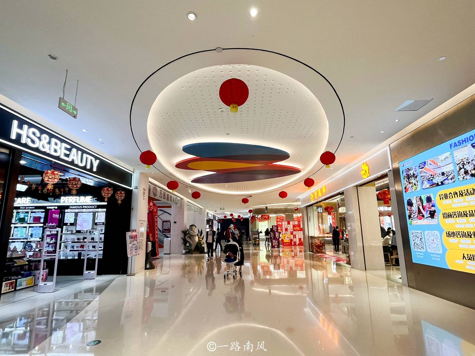 万民广场虽然无法和市内的高档商场相比,但不比广百百货等社区商场差