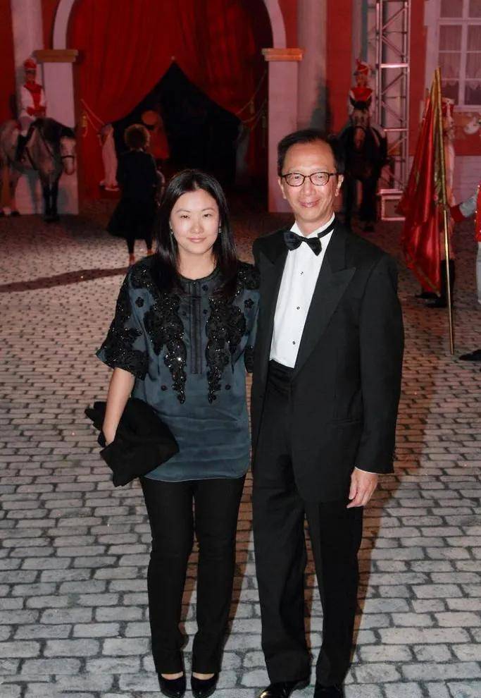 梁锦松对伏明霞说:"瘦一点确实好,我看起来比你还年轻!