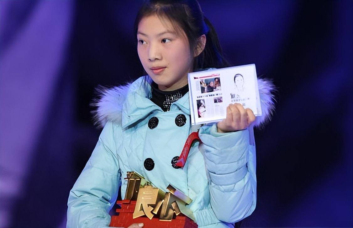 11年前初二女生在火灾中,连救15人,被救者得知其身世后下跪感谢_夏娟