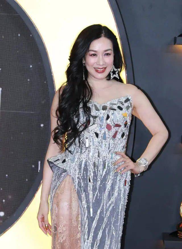 钟丽缇脸不能做大动作,几层褶子好难看,还是挡不过年老色衰!