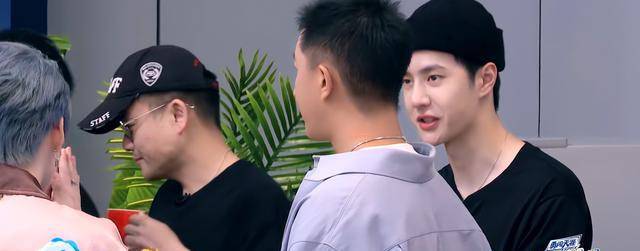 刘雨昕送王一博香菜大礼包,王一博表情亮了,一口喝香菜汁惹惊叹_节目