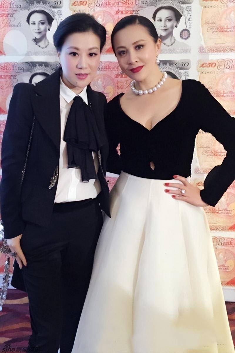 刘嘉玲同框王菲合影!她卯足劲秀身材,却不如王菲披条毯子有气质