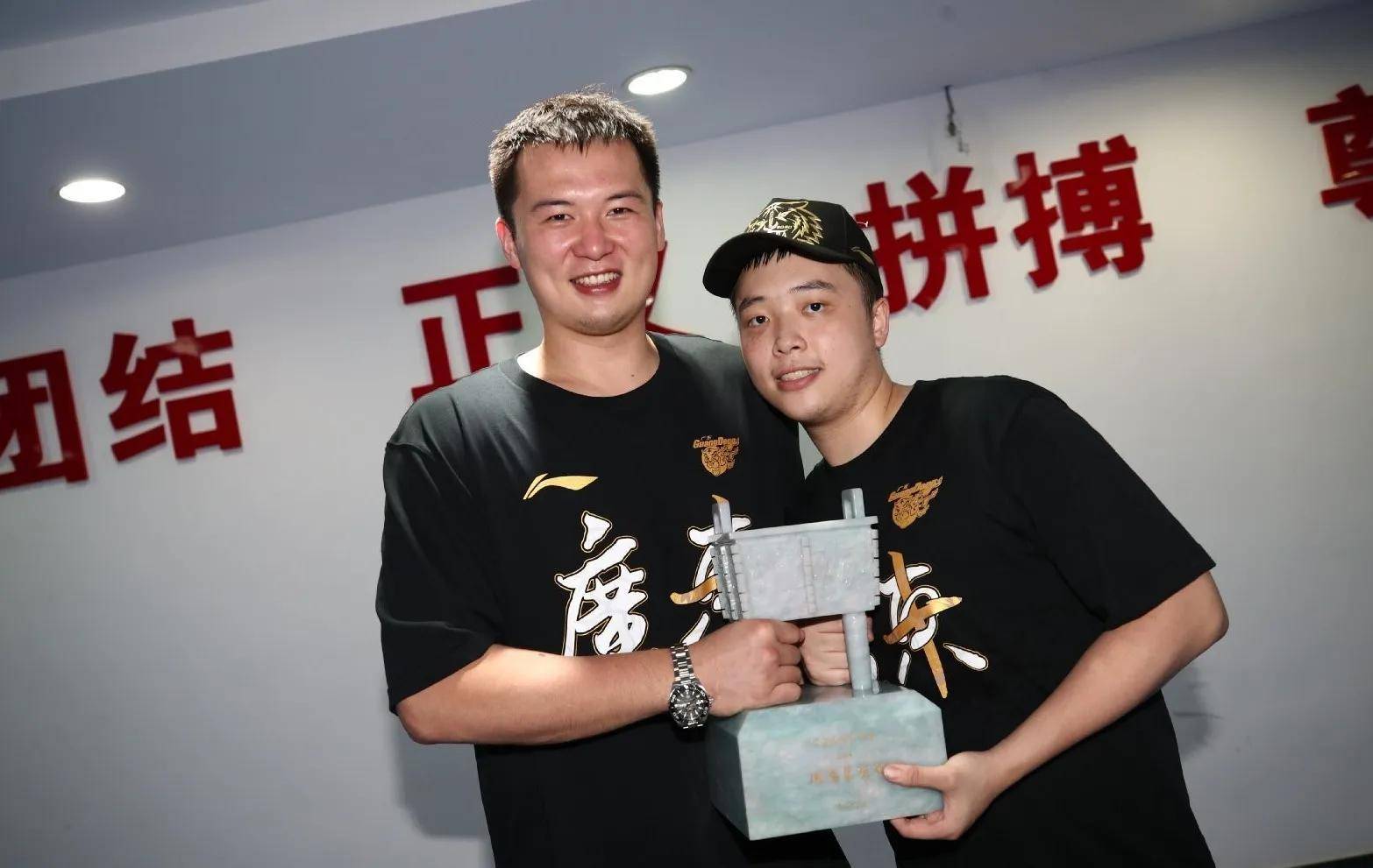 广东双中锋被特训,辽宁魔兽将报销,杜锋2米爱徒退役仍能夺12冠_张明池