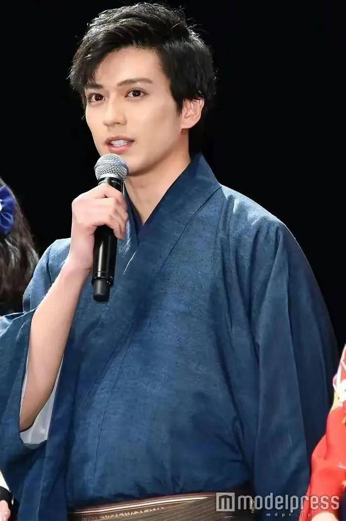 新田真剑佑 喜欢人妻 雄霸儿子 14岁生子 同交八个女友 小三上位成功