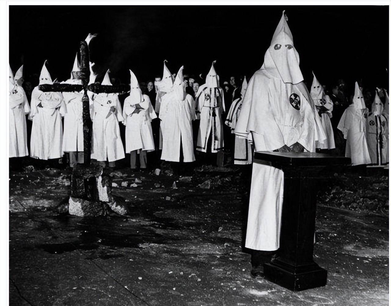 这样的装扮就是典型的美国3k党的标志.