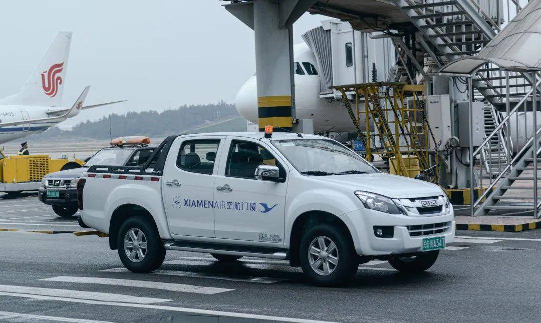 福州长乐机场地勤车辆随拍_航空_康巴斯来_的飞机