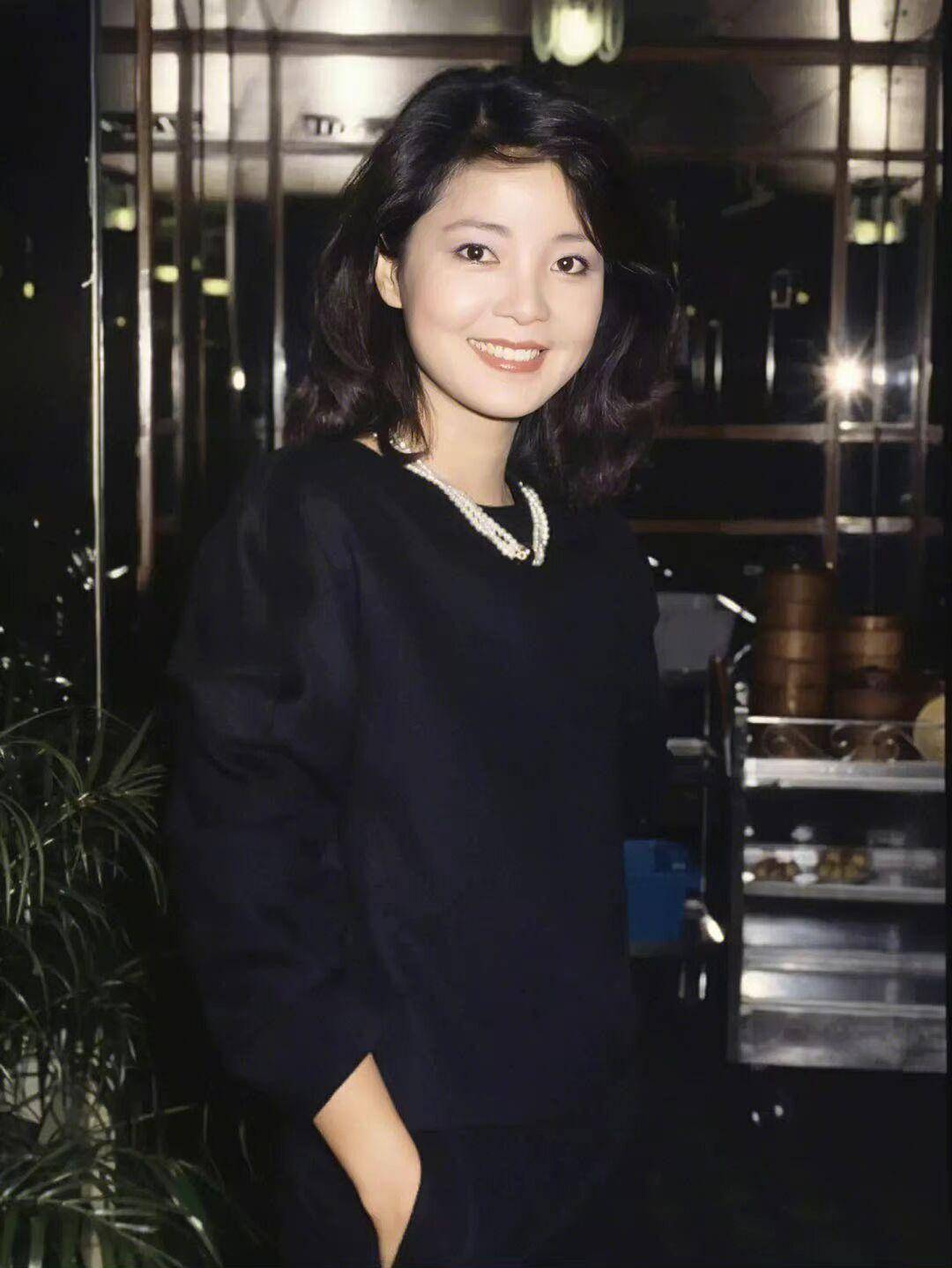 回顾邓丽君80年代的穿搭,才明白:再过20年,你穿衣也不如她时髦_造型