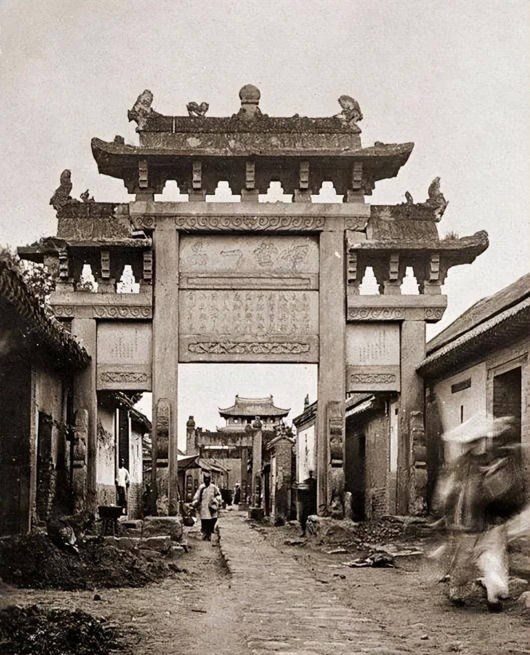 文庙前大街街景据《即墨县志》记载:"城有三门,门上均有题额,东为