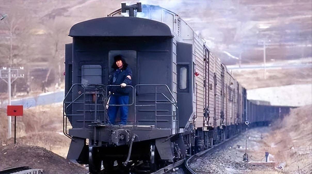 向同事举起检验锤的火车副司机,回顾87年安卫线列车冲突重大事故_机车