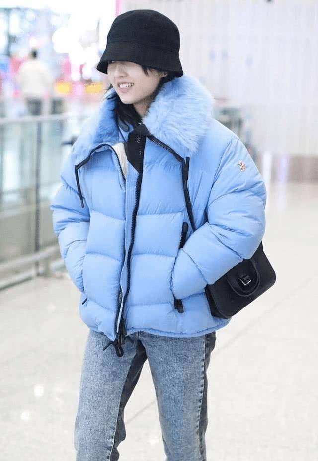 张子枫的私服穿搭真时髦,蓝色拼接羽绒服配渔夫帽,超有国际范