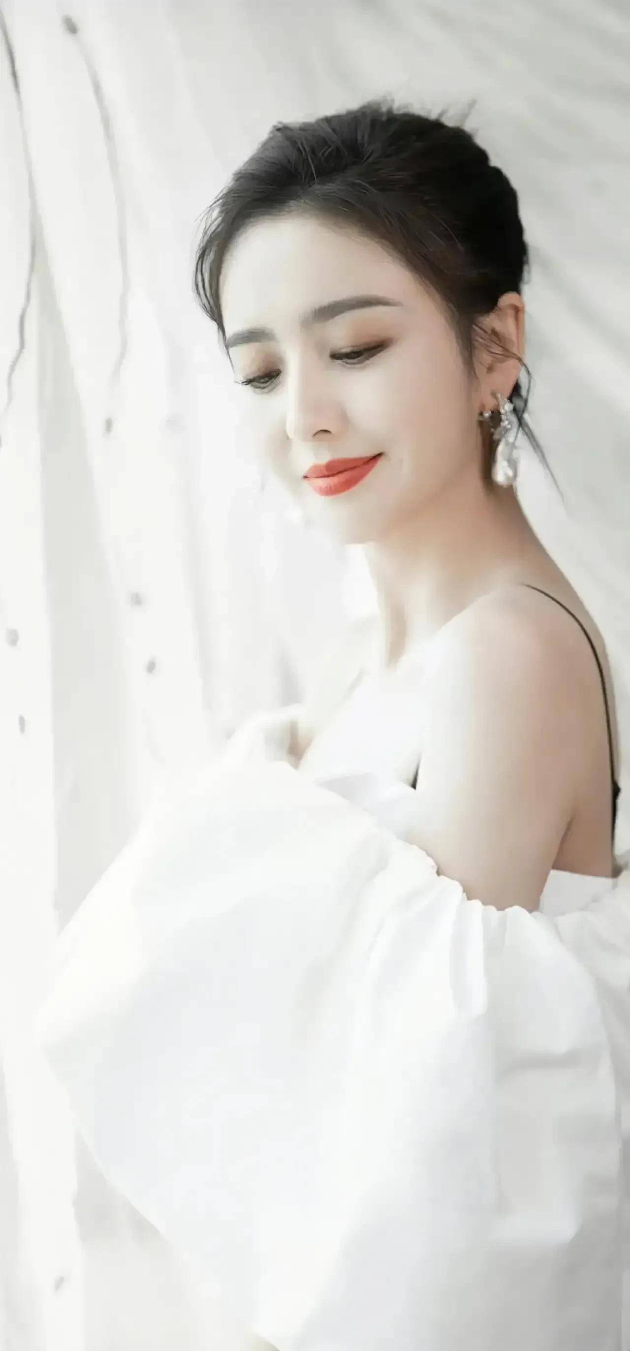 佟丽娅海边拍写真,放飞自我_舞蹈_唐人街_世界