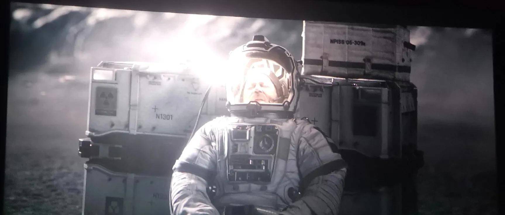 "钓鲑鱼"这个梗也是《流浪地球1》中马卡洛夫牺牲前对刘培强思想说的