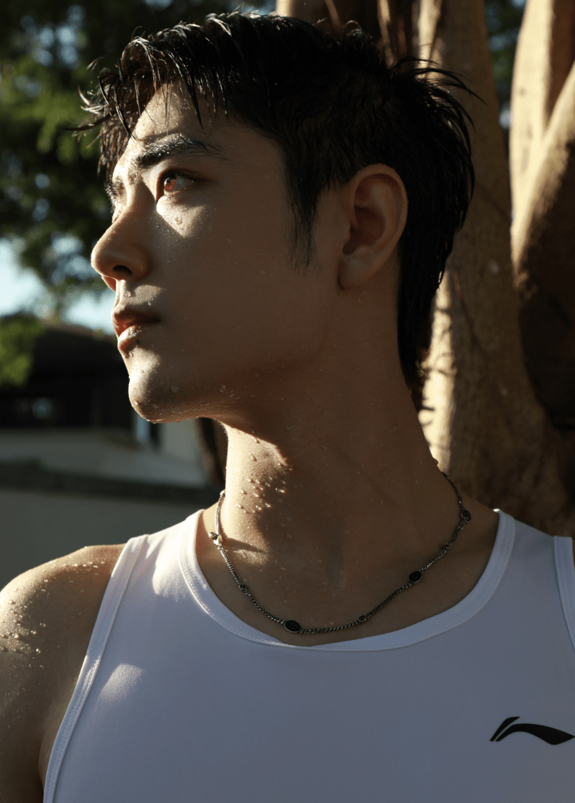 肖战之外,李易峰也曾将代言的产品,融入自己的生活.