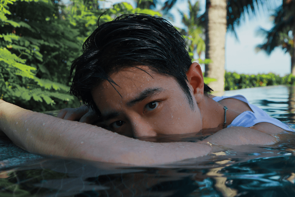 同样是泳池湿发造型,王鹤棣张凌赫也出圈与肖战泳池湿发大片所应用的