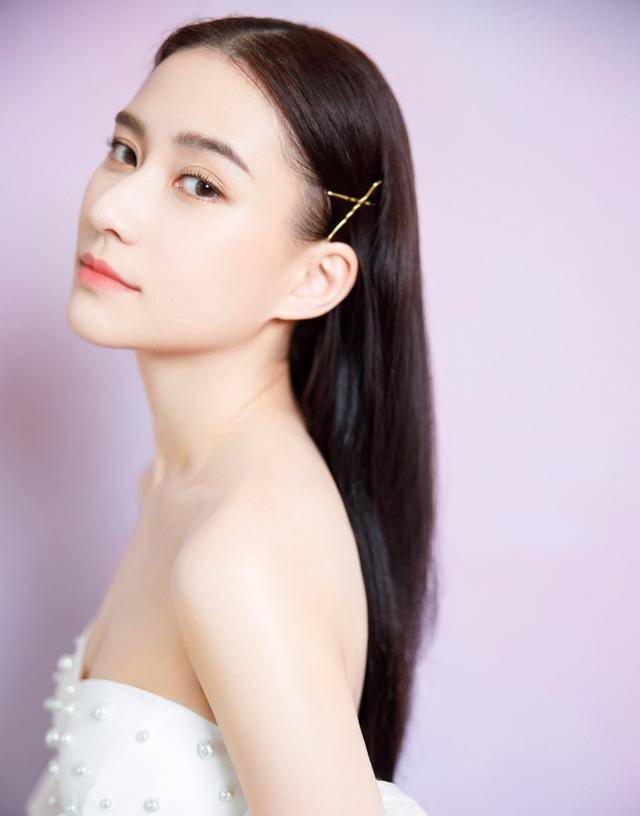 何超莲的颜值超美,继承了赌王何鸿燊的颜值,大鼻子很有立体感,而且她