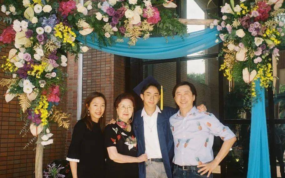 60岁庾澄庆罕见公开一家四口合照,遭网友骂到删文道歉_哈林_张嘉欣