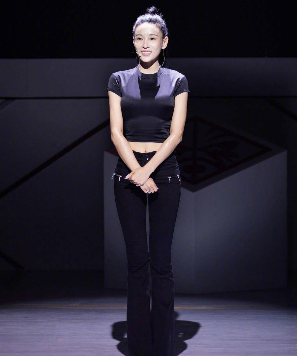 张蓝心穿健美裤分享美腿大法,称"腿长是遗传",令无数女孩梦碎_张岚馨