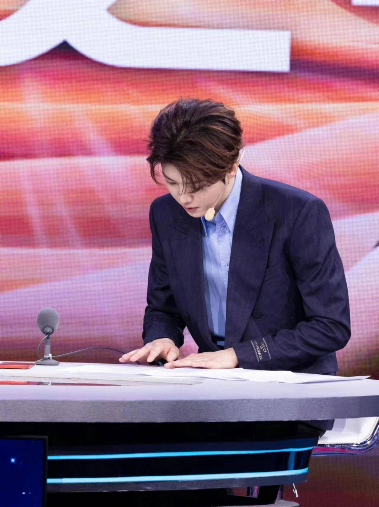 鹿晗解说世界杯决赛,蓝色衬衫搭配西装,精致帅气范十足!