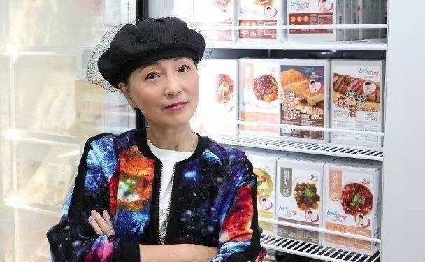 苑琼丹活成普通老人样,才58岁脖子以上都是皱纹,这样起码真实!