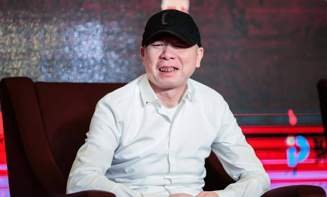 冯小刚疑似全家回国过年,发长文吐槽环境差,暗讽张艺谋多此一举_移民