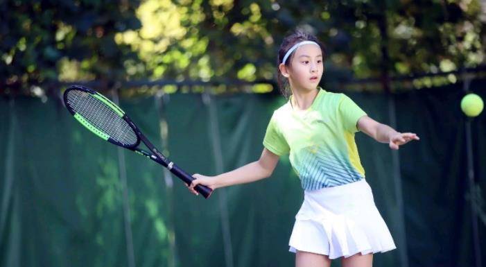 田亮女儿田雨橙参加职业网球比赛,首次亮相国际赛场,评论区却让人心痛