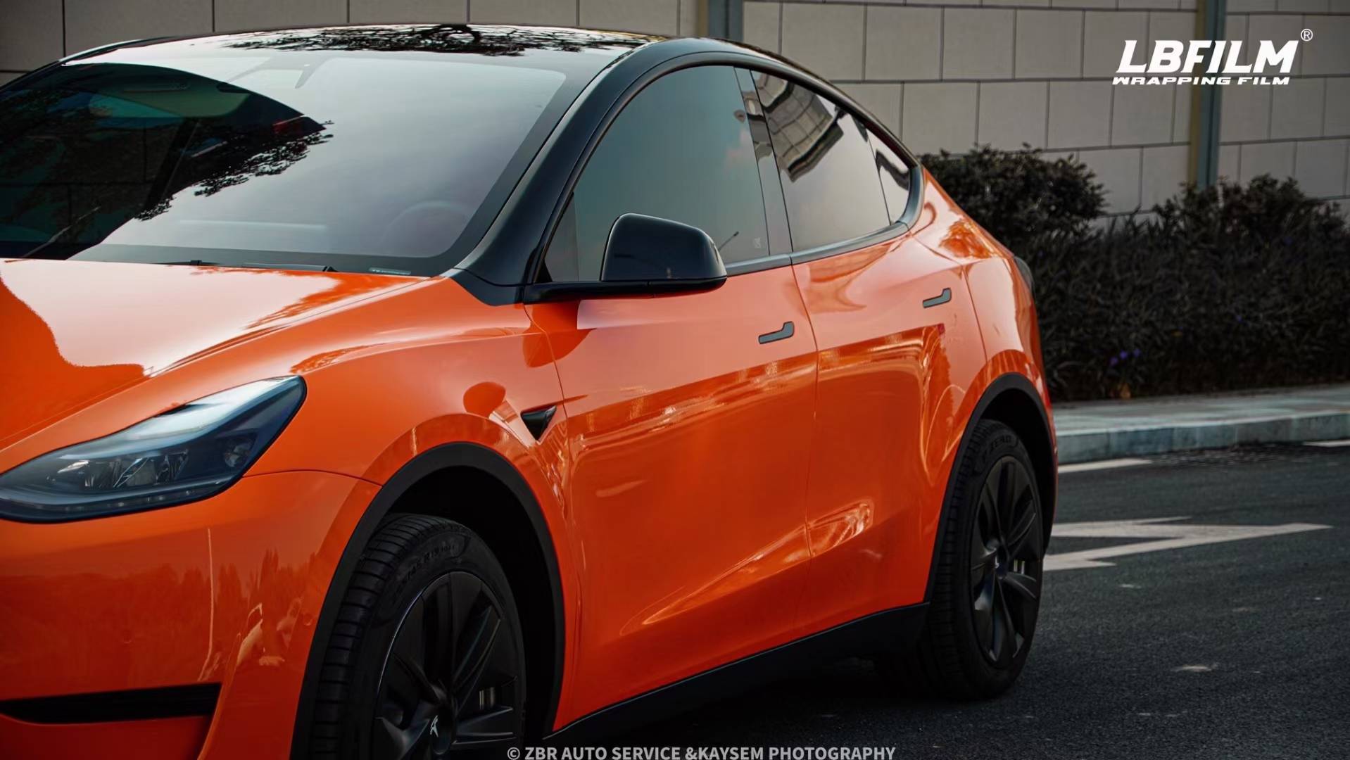 特斯拉modely-lb改色膜高亮橙,用亮色对撞街头_搜狐汽车_搜狐网