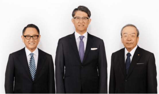 要知道丰田创始人丰田喜一郎是丰田章男祖父,他亦是丰田家族第四代