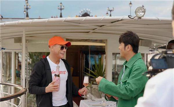 周杰伦晒与甄子丹合影,两人同框比拳超霸气,双截棍和咏春的较量_网友